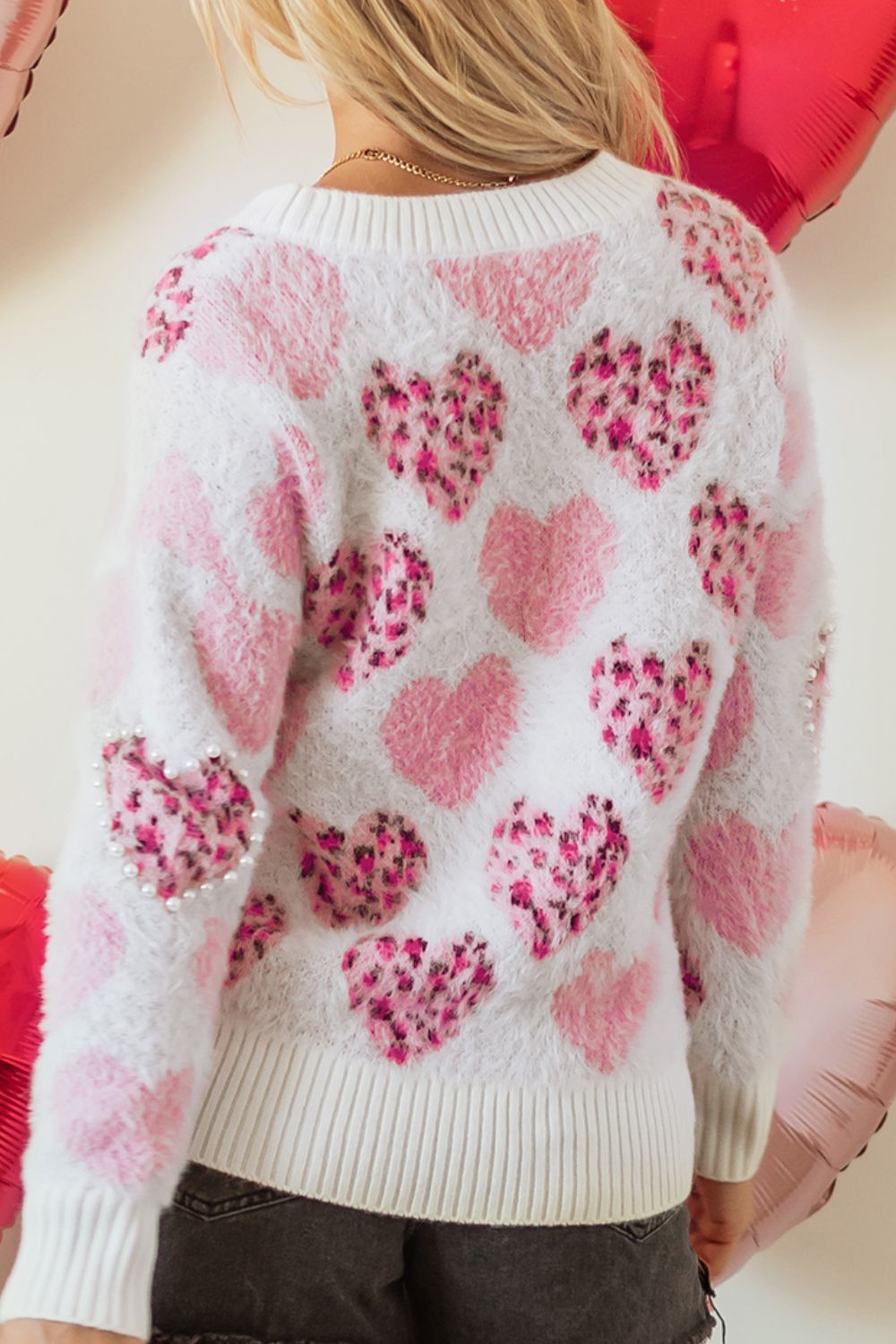 Suéter de cuello redondo con corazón y detalle de perla