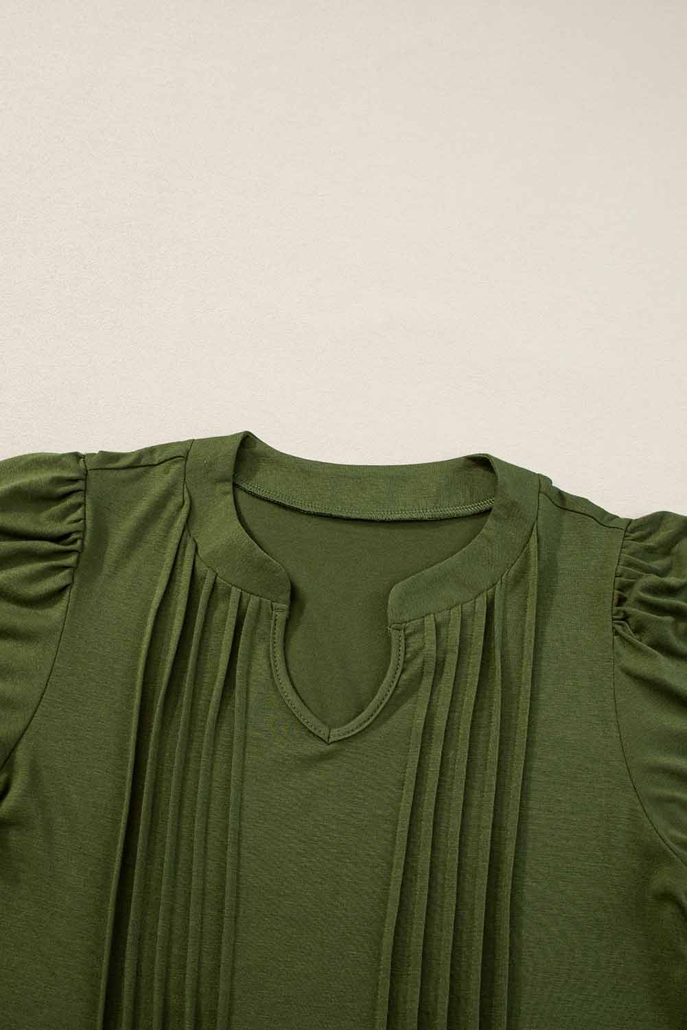 Vestido camisero plisado con mangas abullonadas y cuello con muescas en color negro