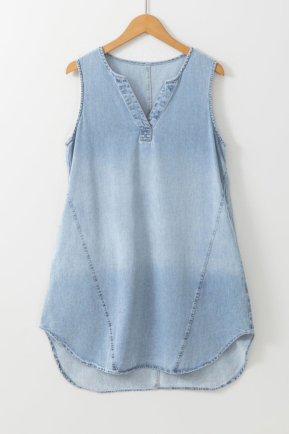 Vestido de cambray sin mangas con cuello abierto y lavado claro en azul Beau