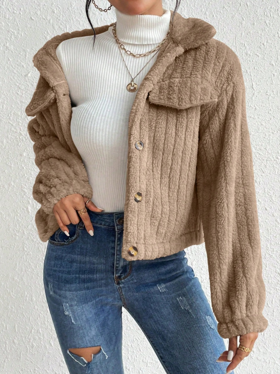 Chaqueta abotonada con cuello peludo