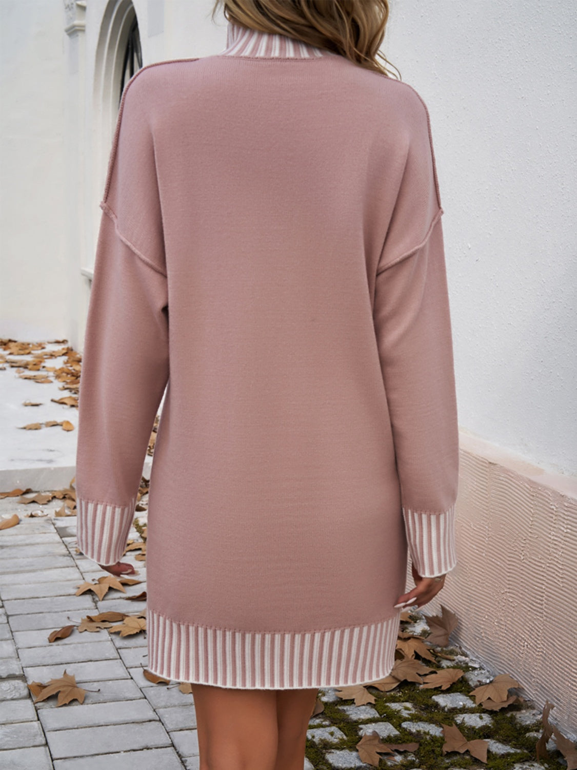 Vestido tipo suéter de manga larga con cuello alto y rayas