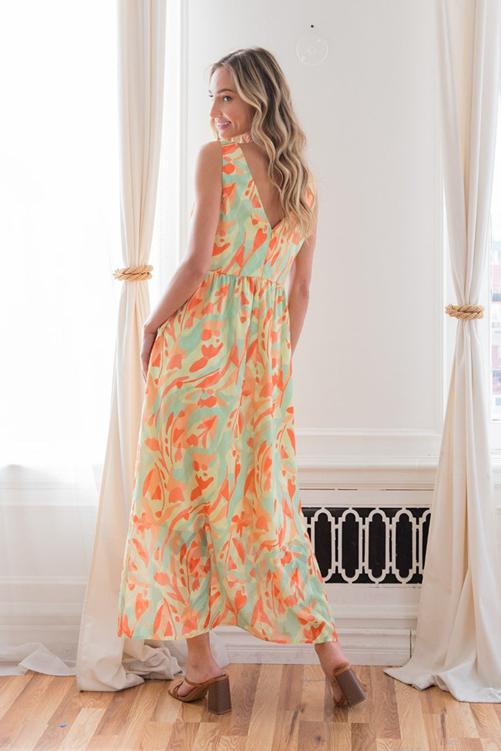 Vestido sin mangas con escote en V y estampado Sew In Love