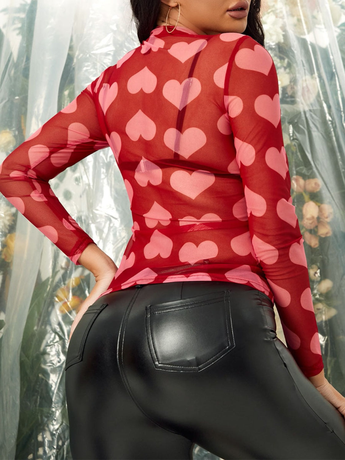 Blusa transparente de manga larga con cuello alto y corazón
