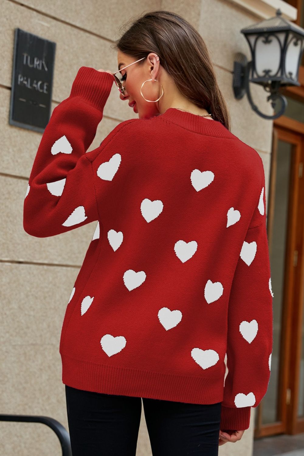 Suéter tipo túnica con cuello redondo y mangas abullonadas con estampado de corazón tejido a la derecha