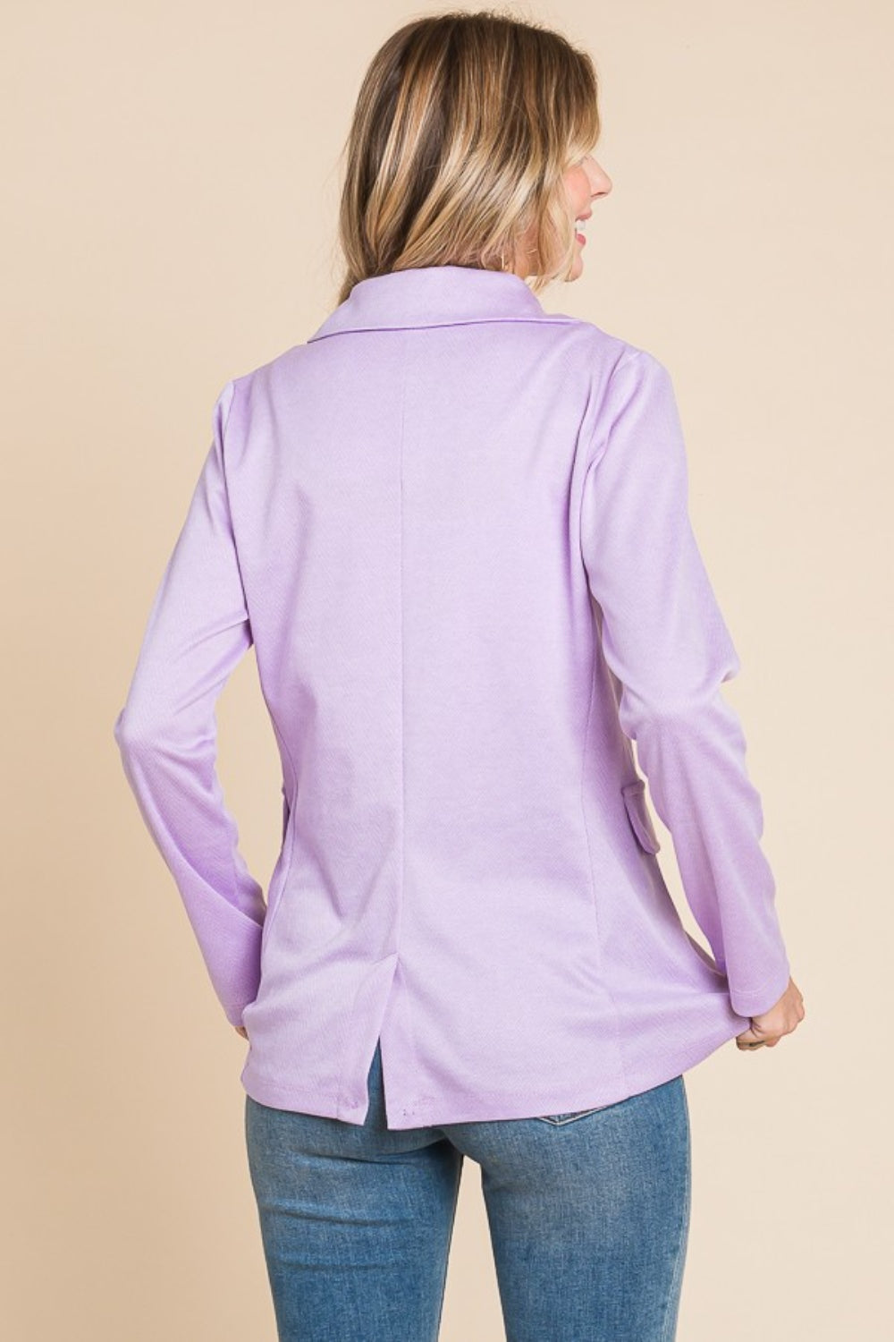 Blazer con abertura y mangas largas con botones y código cultural