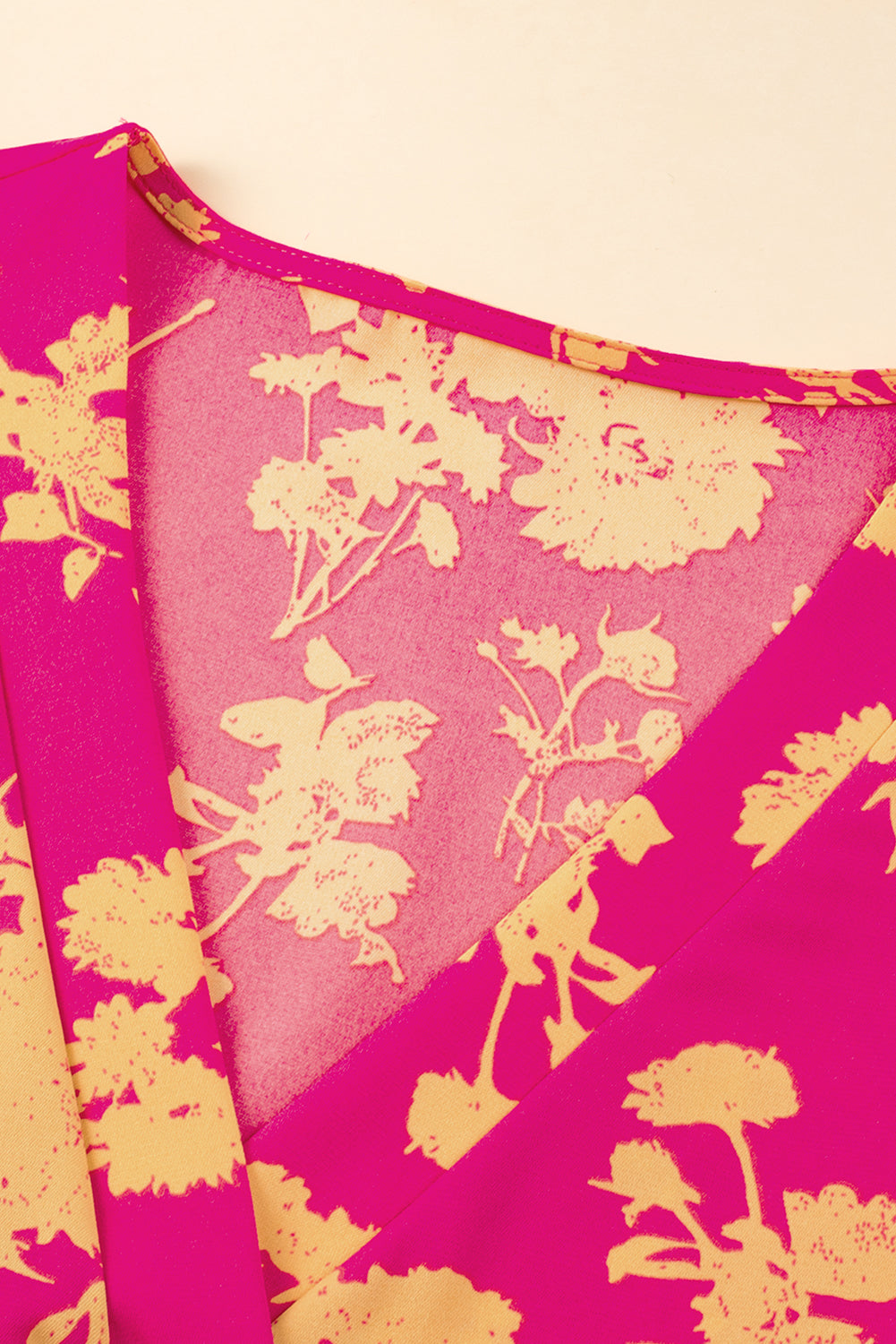 Vestido corto con volantes, escote cruzado y manga corta con estampado floral en rosa
