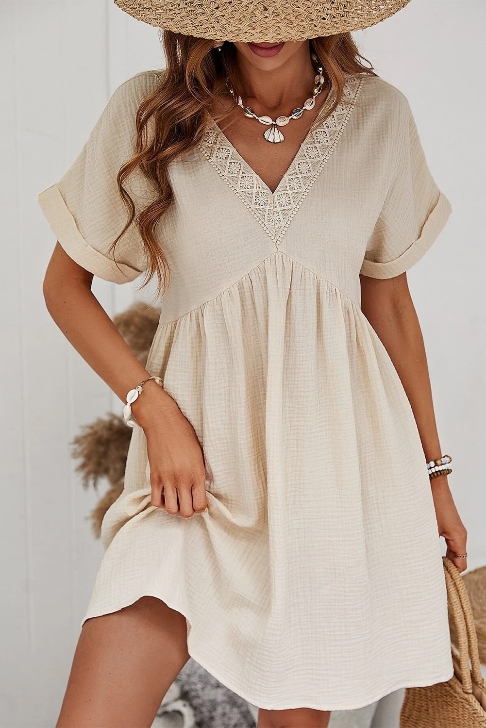 Vestido corto de encaje con escote en V y mangas cortas, color negro