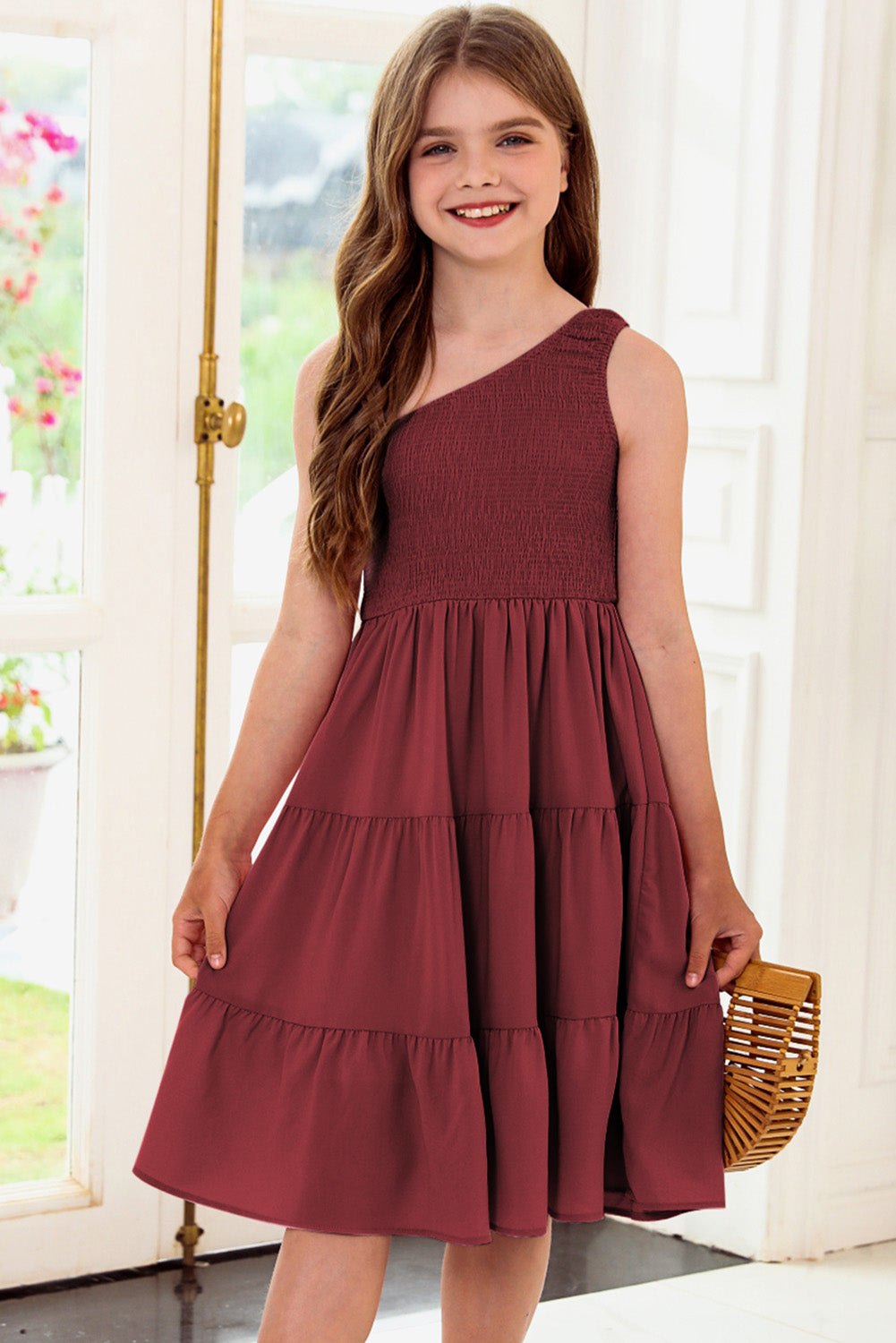 Vestido sin mangas con un solo hombro y capas