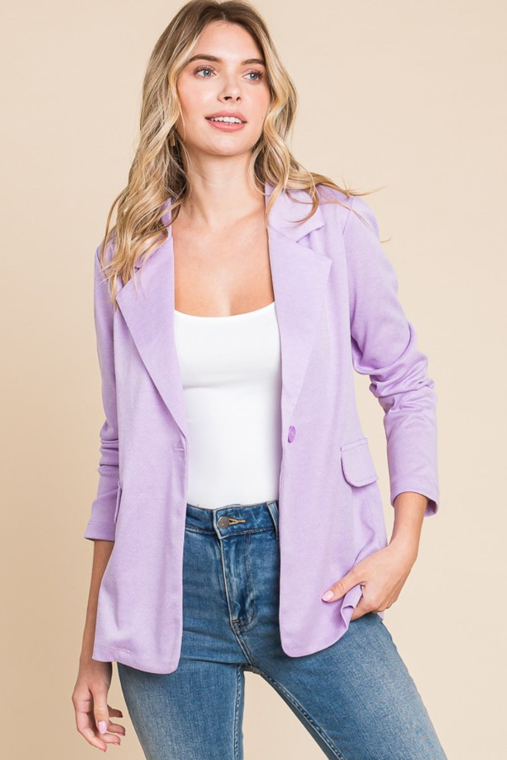 Blazer con abertura y mangas largas con botones y código cultural