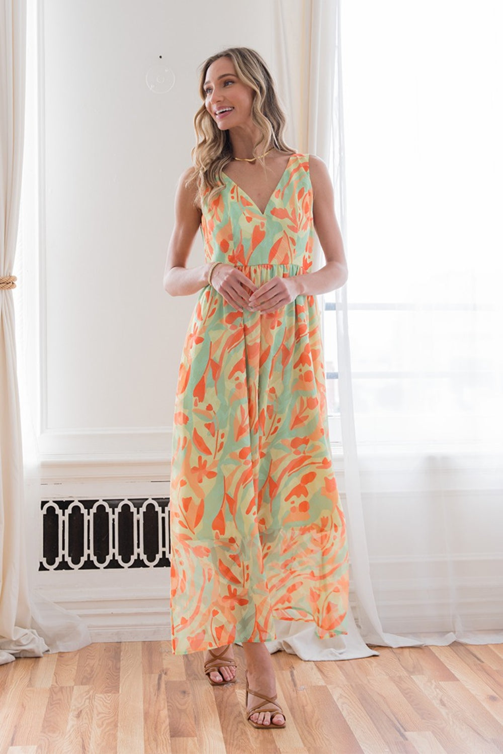 Vestido sin mangas con escote en V y estampado Sew In Love