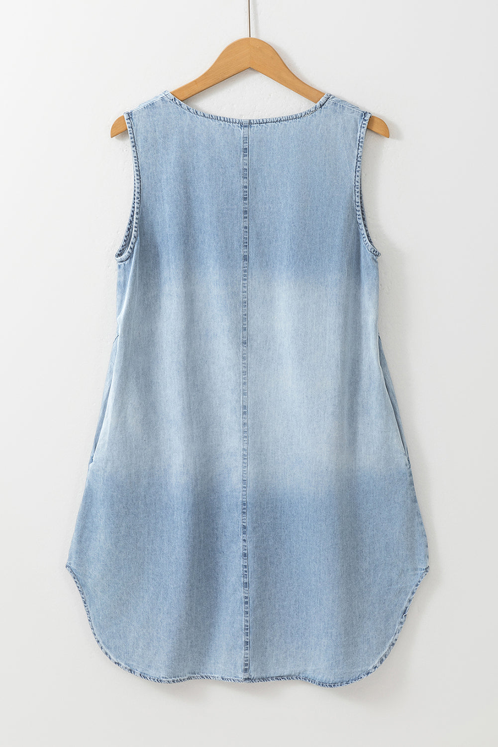 Vestido de cambray sin mangas con cuello abierto y lavado claro en azul Beau