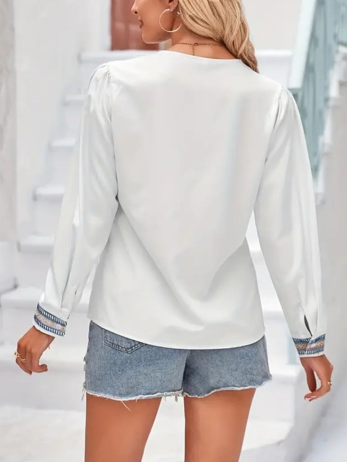 Blusa de manga larga con escote en V en contraste