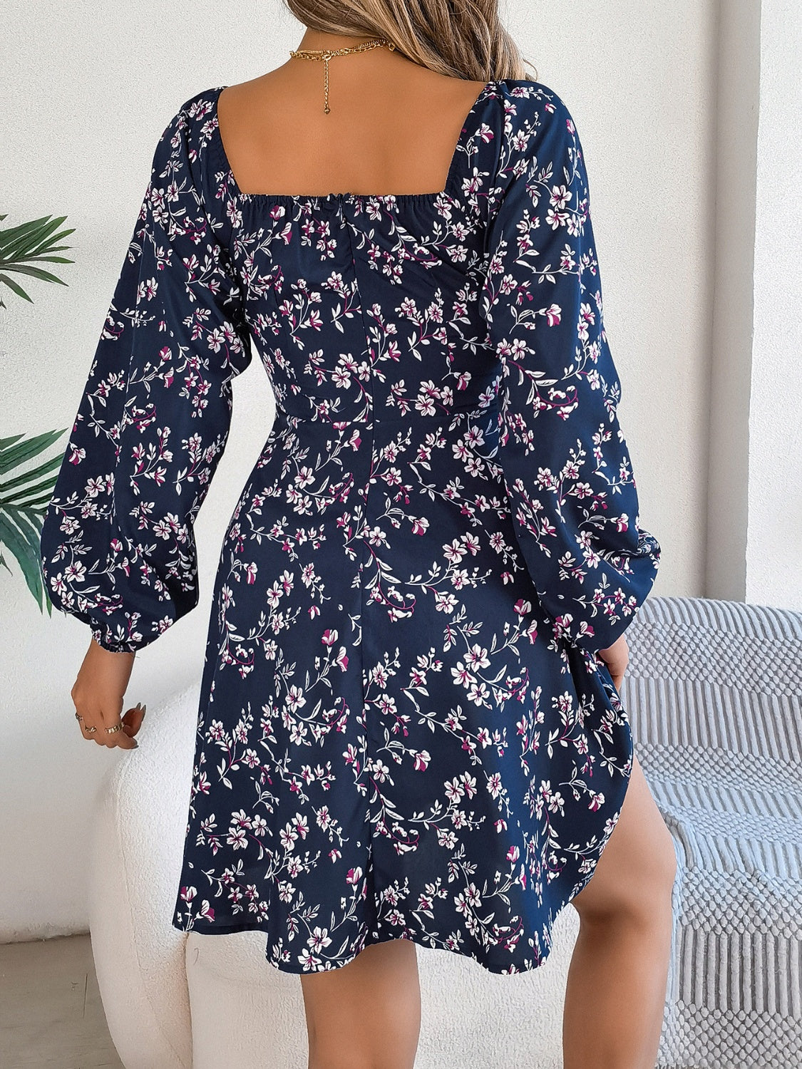 Vestido mini con mangas abullonadas y cuello en forma de corazón estampado