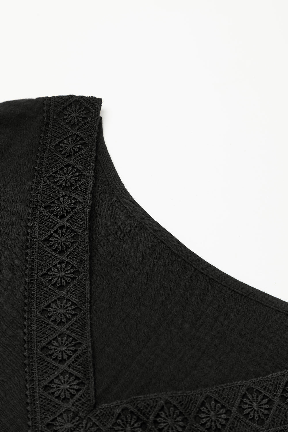 Vestido corto de encaje con escote en V y mangas cortas, color negro