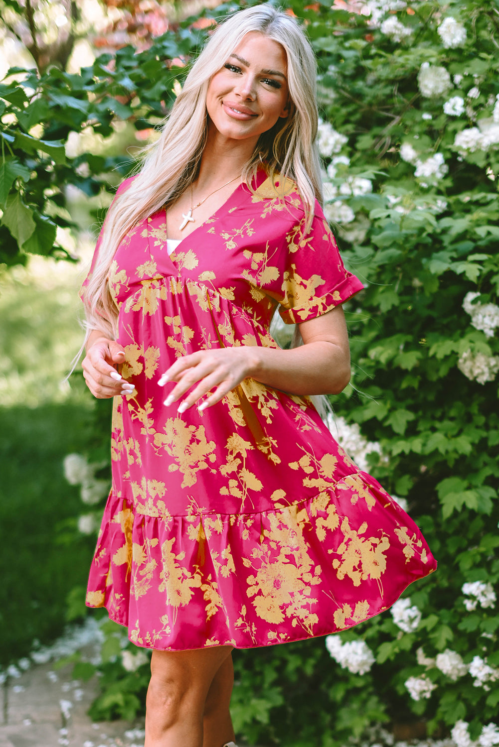 Vestido corto con volantes, escote cruzado y manga corta con estampado floral en rosa