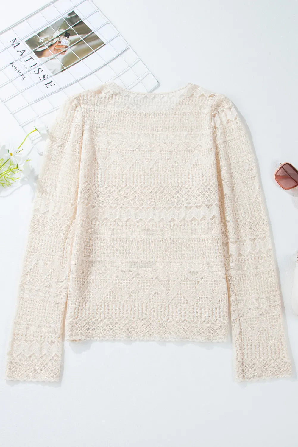 Blusa de encaje con cuello redondo y manga larga