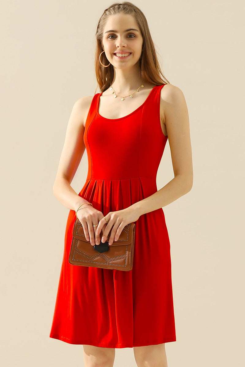 Vestido sin mangas fruncido con cuello redondo y bolsillos de Doublju