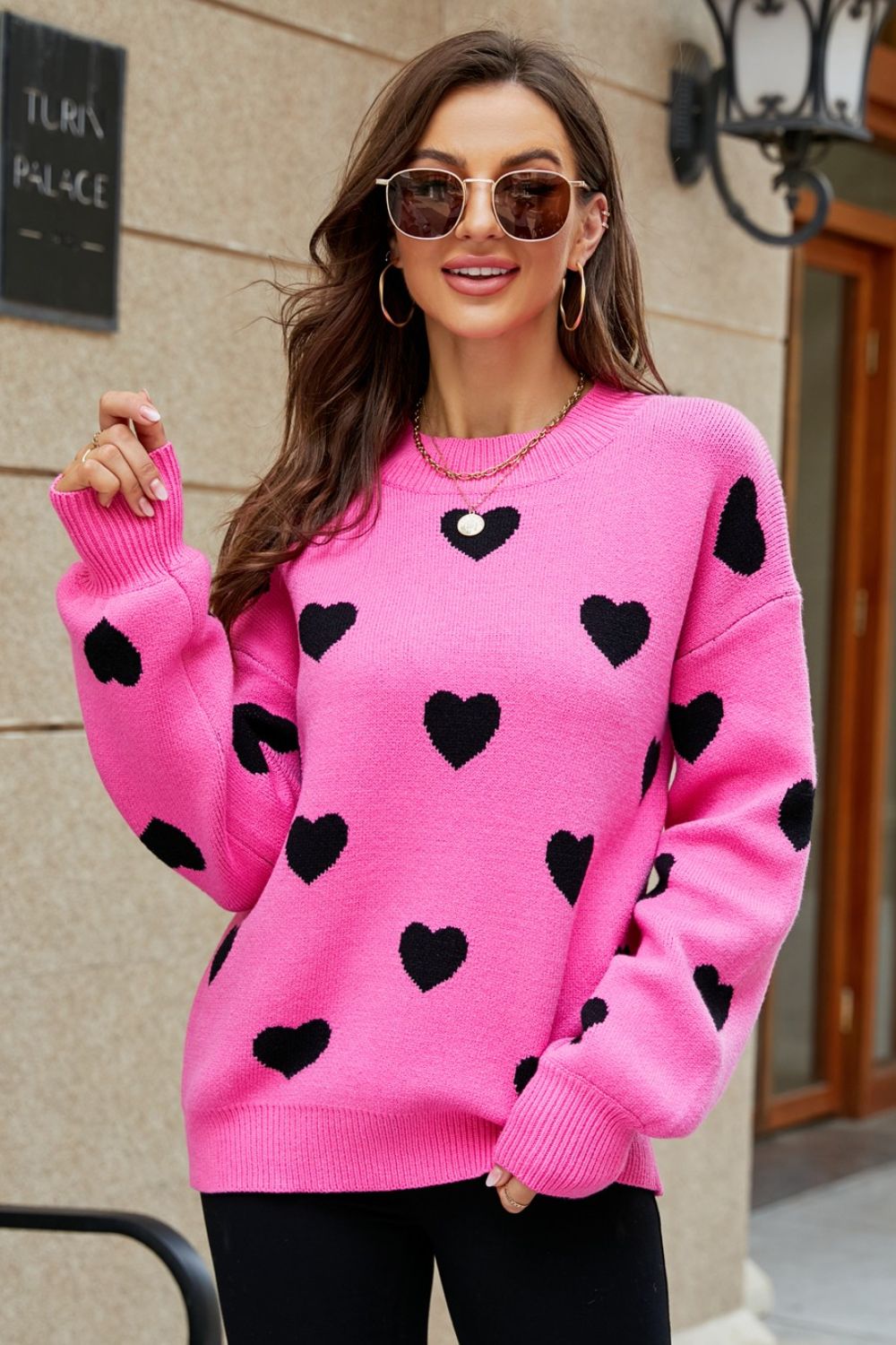 Suéter tipo túnica con cuello redondo y mangas abullonadas con estampado de corazón tejido a la derecha