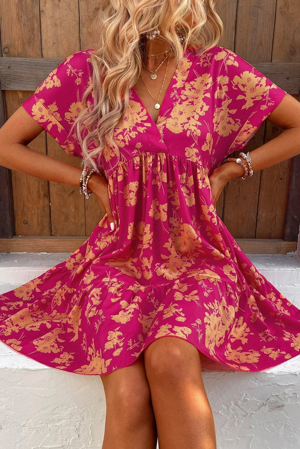 Vestido corto con volantes, escote cruzado y manga corta con estampado floral en rosa