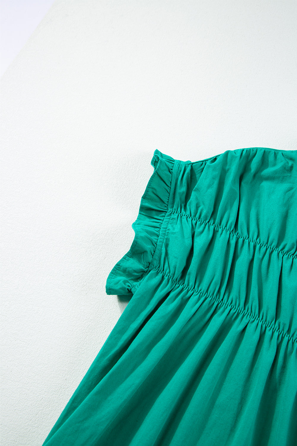 Vestido camisero con botones y mangas fruncidas con volantes de color verde brillante