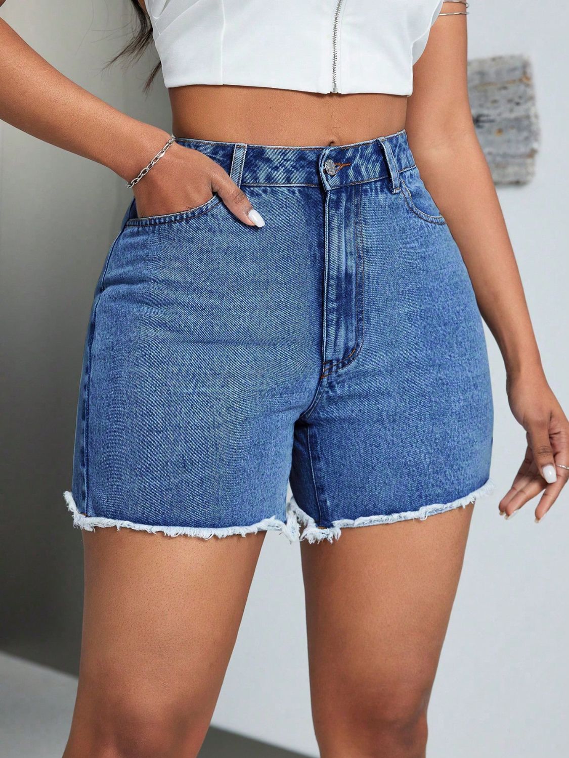 Pantalones cortos de mezclilla de cintura alta con dobladillo sin rematar