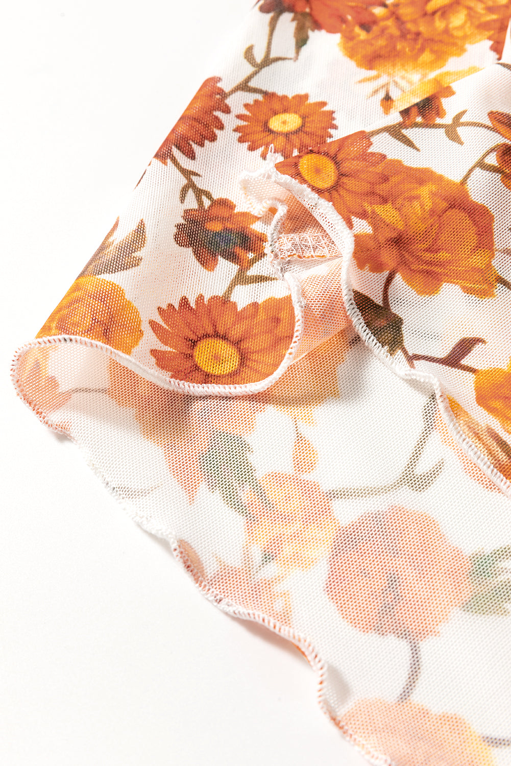 Blusa estampada con cuello alto y mangas acampanadas
