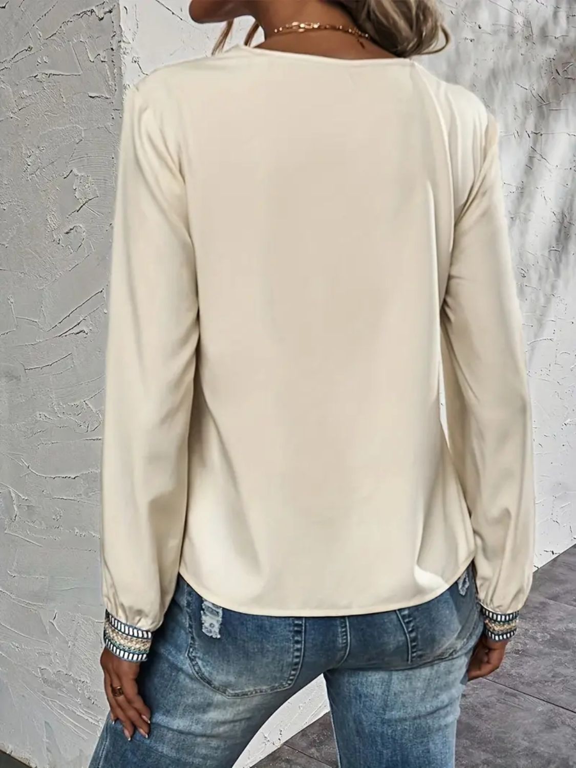 Blusa de manga larga con escote en V en contraste