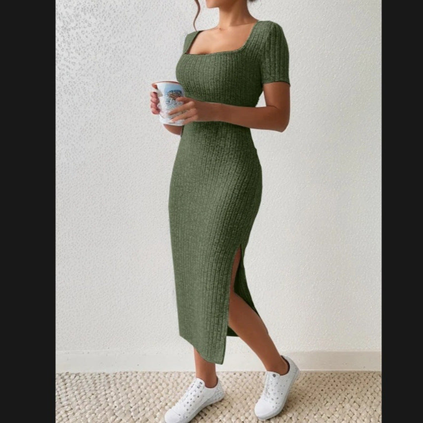 Vestido de punto acanalado con aberturas laterales y cuello cuadrado