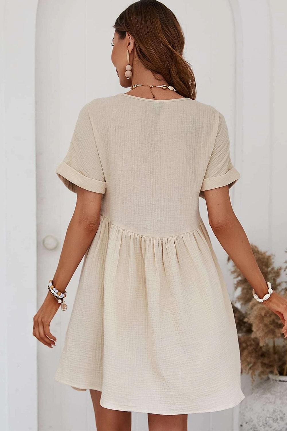 Vestido corto de encaje con escote en V y mangas cortas, color negro