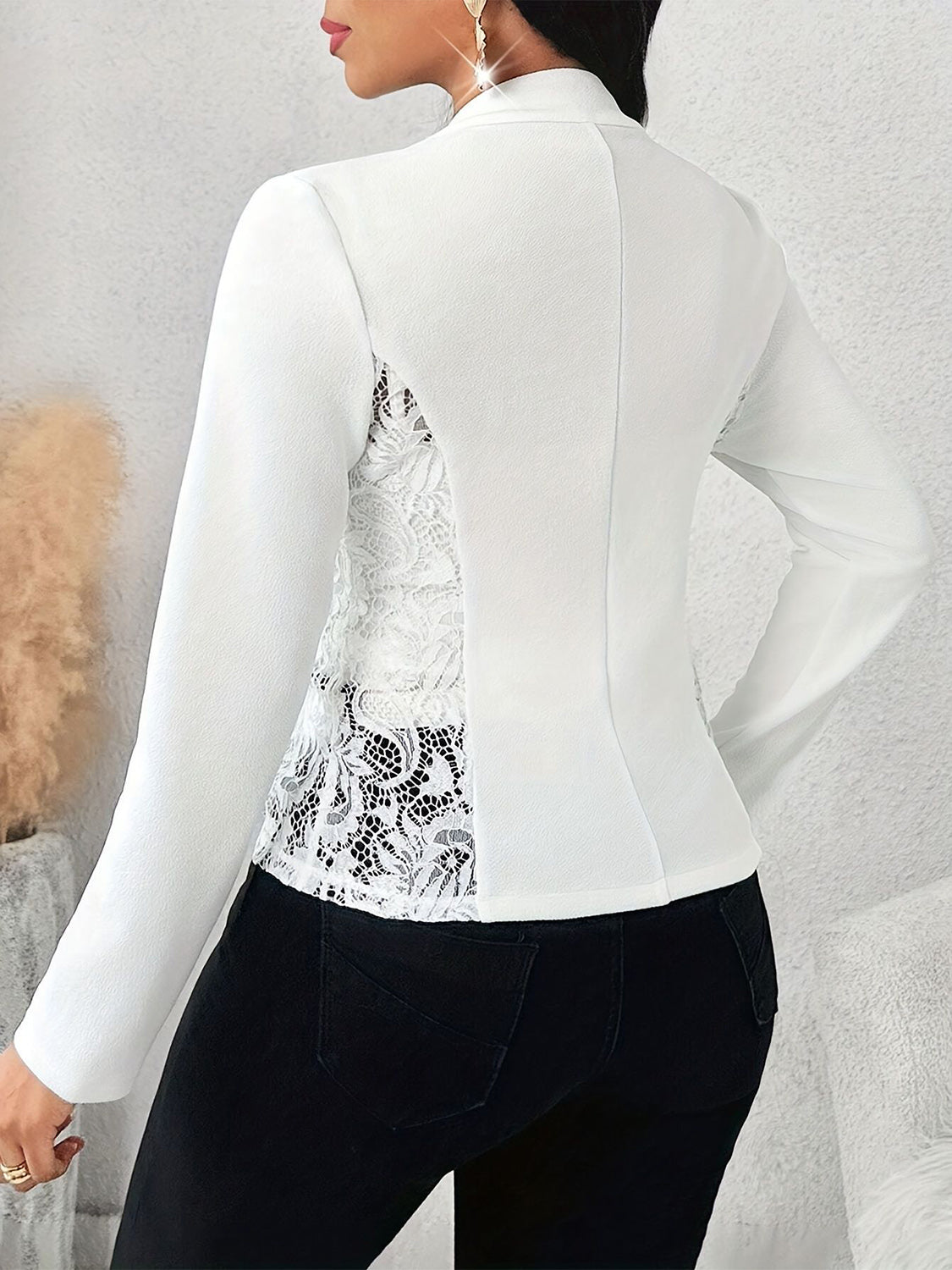 Blazer de manga larga con frente abierto y detalle de encaje