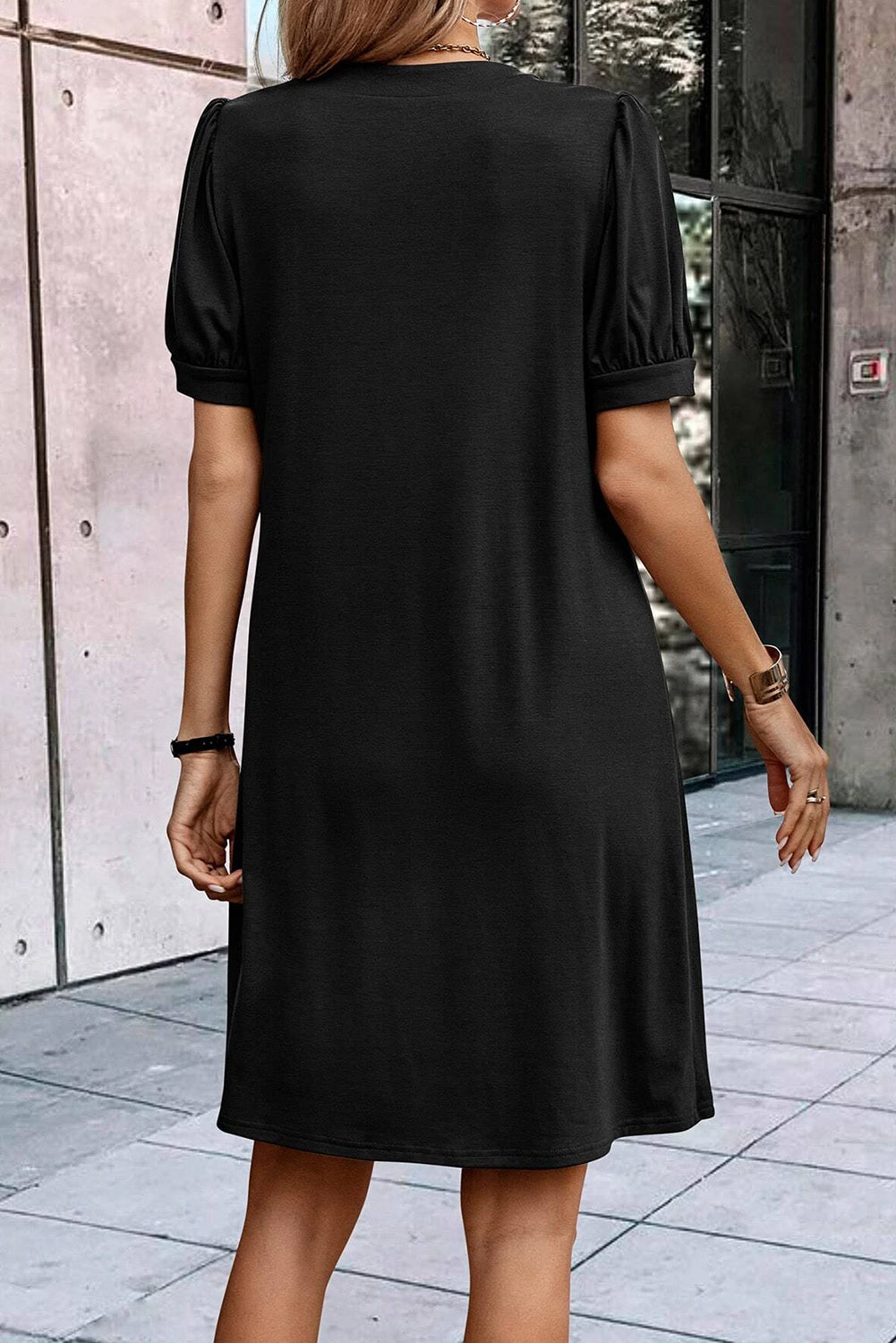 Vestido camisero plisado con mangas abullonadas y cuello con muescas en color negro