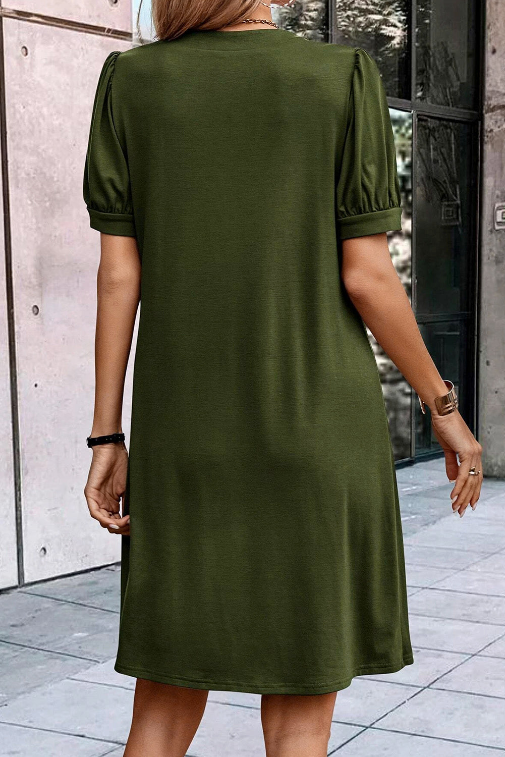 Vestido camisero plisado con mangas abullonadas y cuello con muescas en color negro