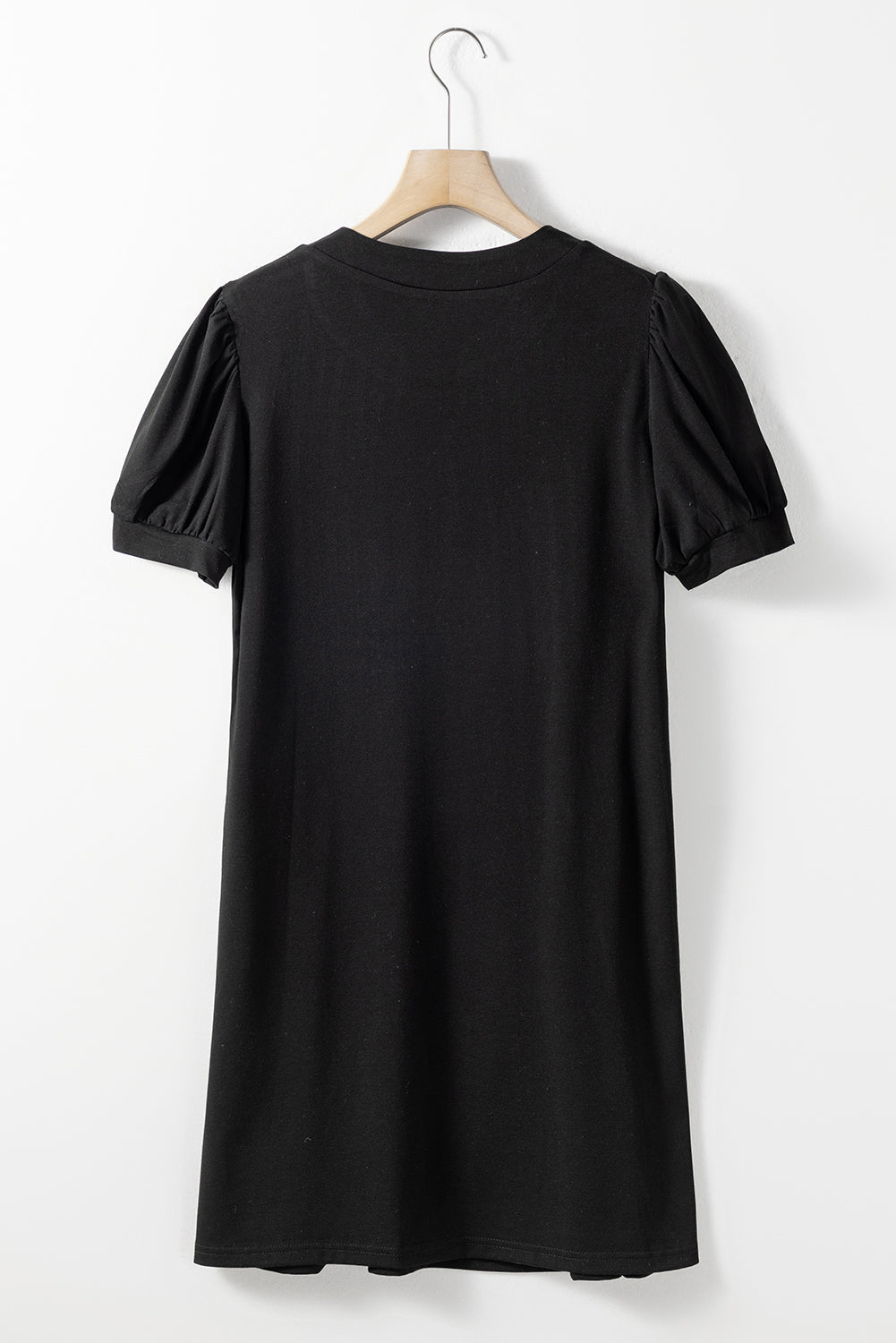 Vestido camisero plisado con mangas abullonadas y cuello con muescas en color negro