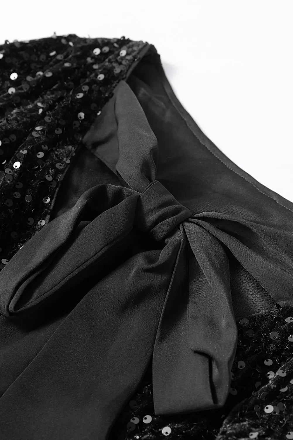 Vestido mini de manga larga con cuello redondo y lentejuelas
