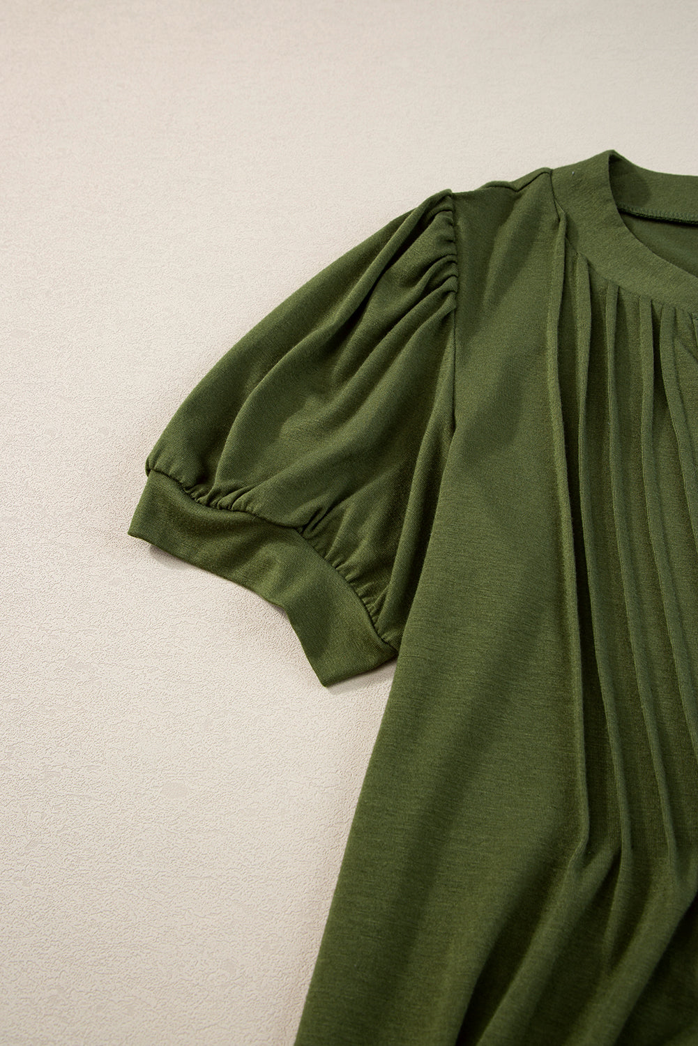 Vestido camisero plisado con mangas abullonadas y cuello con muescas en color negro