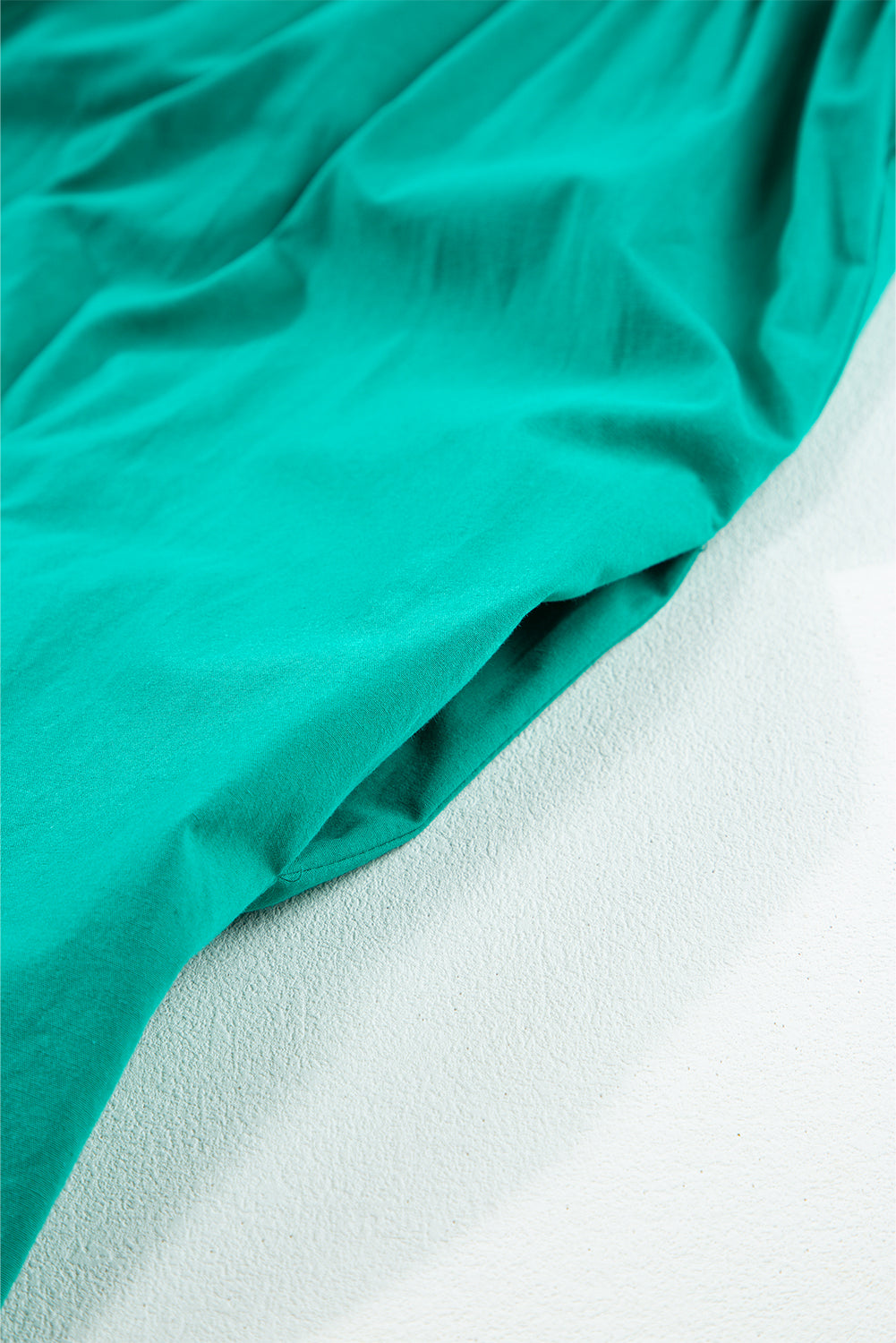 Vestido camisero con botones y mangas fruncidas con volantes de color verde brillante