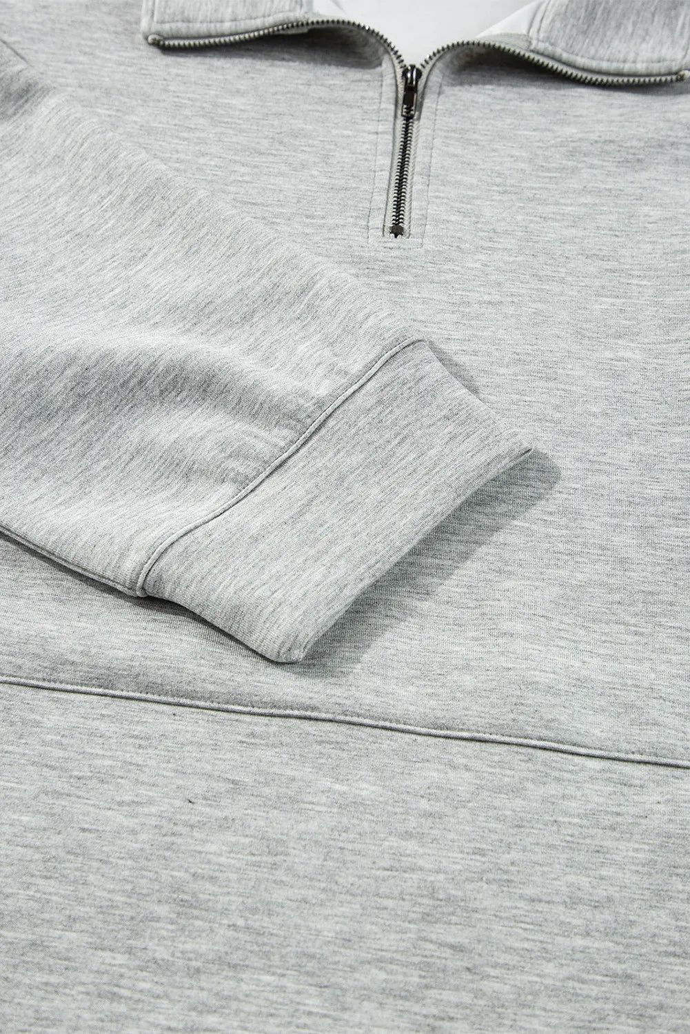 Conjunto de camiseta de manga larga con media cremallera y pantalones cortos con cordón