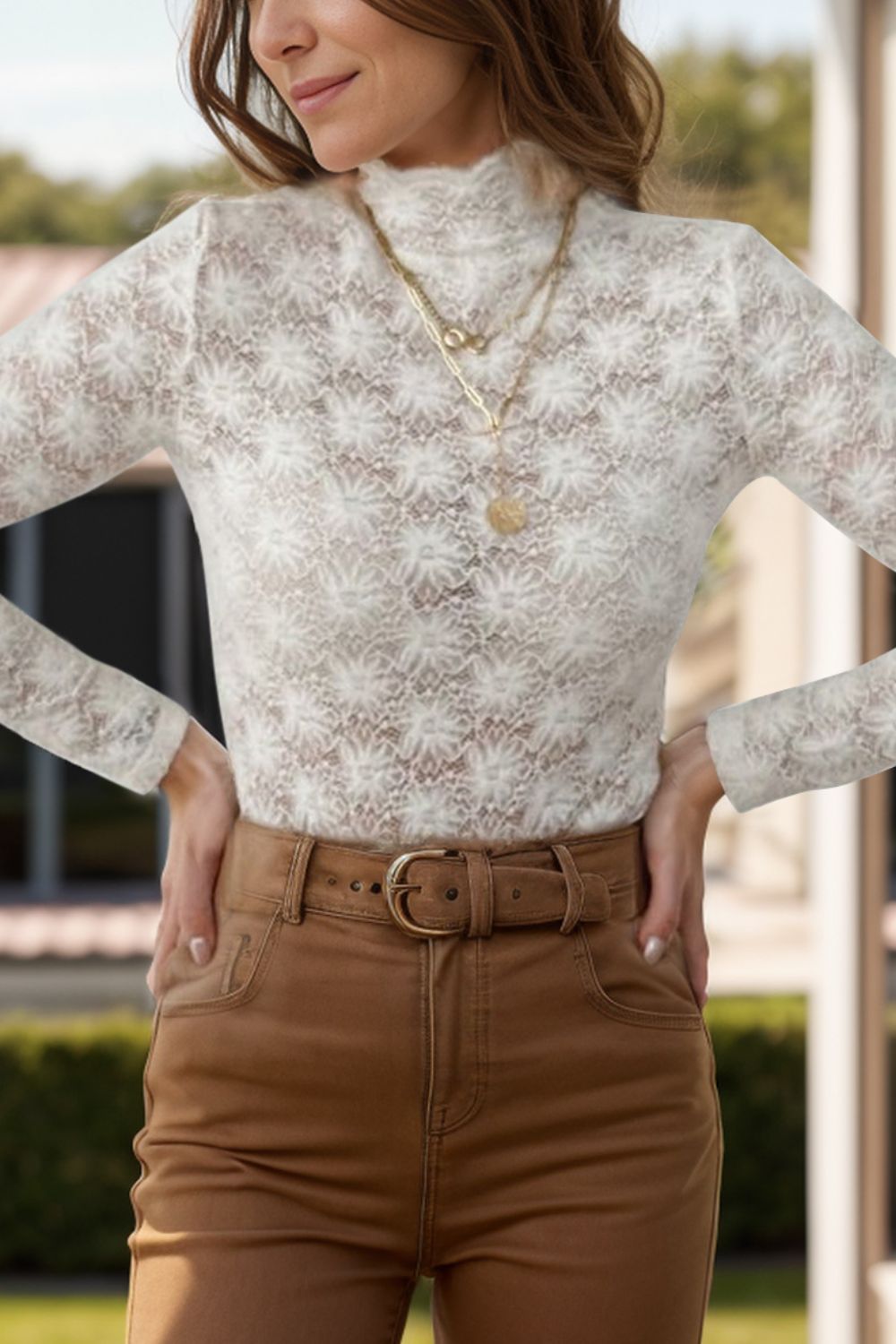 Blusa de manga larga con escote alto y encaje