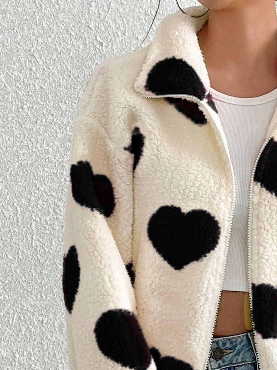 Chaqueta peluda con hombros caídos y cremallera en forma de corazón