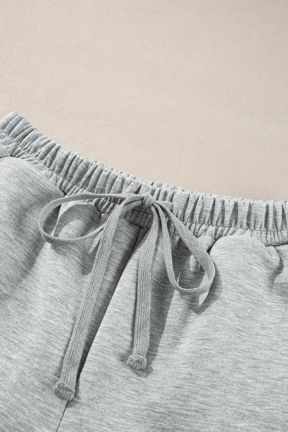 Conjunto de camiseta de manga larga con media cremallera y pantalones cortos con cordón