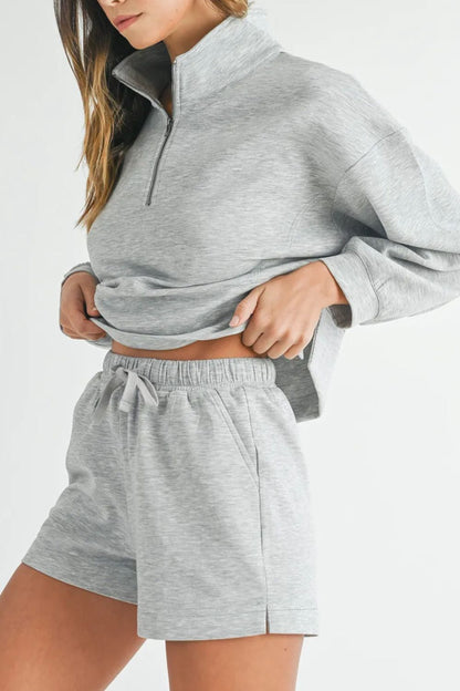 Conjunto de camiseta de manga larga con media cremallera y pantalones cortos con cordón