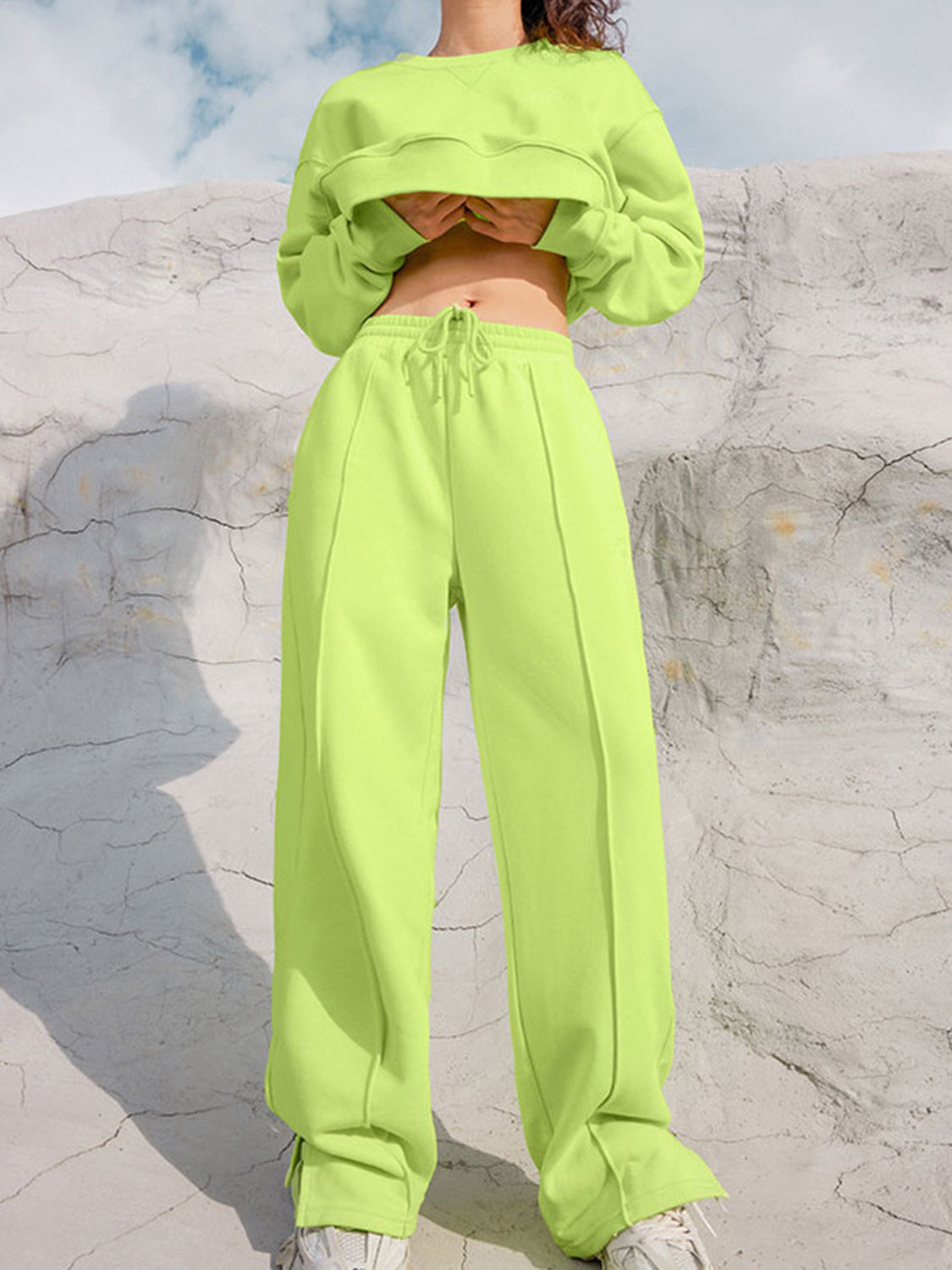 Conjunto de pantalón con cintura elástica y top de manga larga con cuello redondo