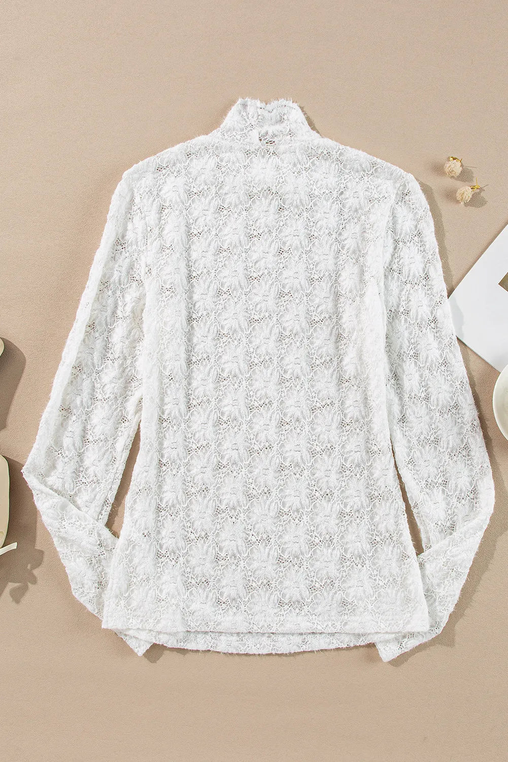 Blusa de manga larga con escote alto y encaje