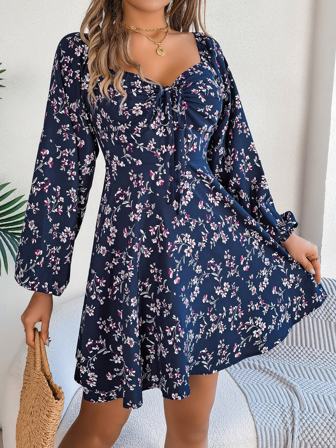 Vestido mini con mangas abullonadas y cuello en forma de corazón estampado