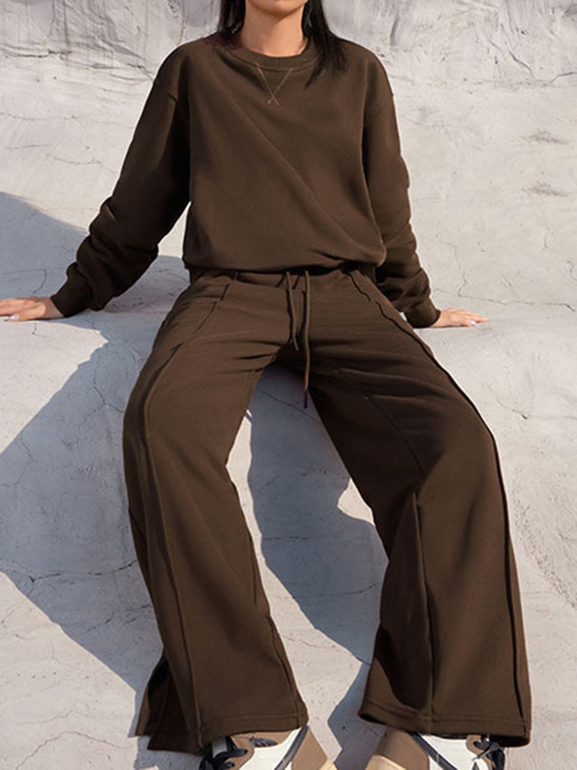 Conjunto de pantalón con cintura elástica y top de manga larga con cuello redondo
