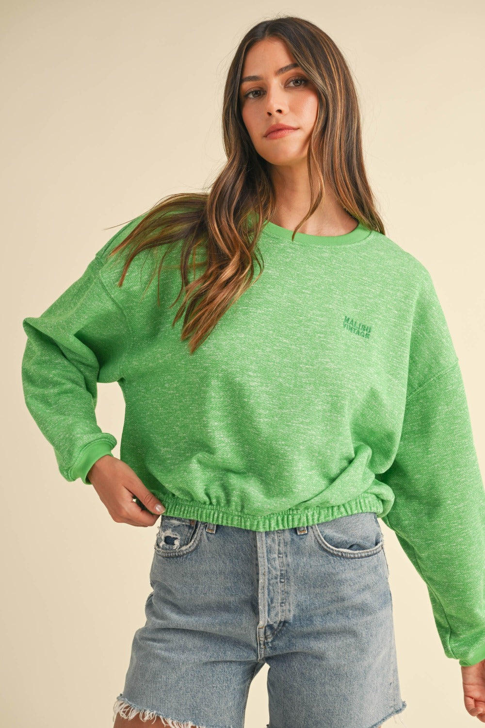 Sudadera corta con cuello redondo y letras bordadas de Mable