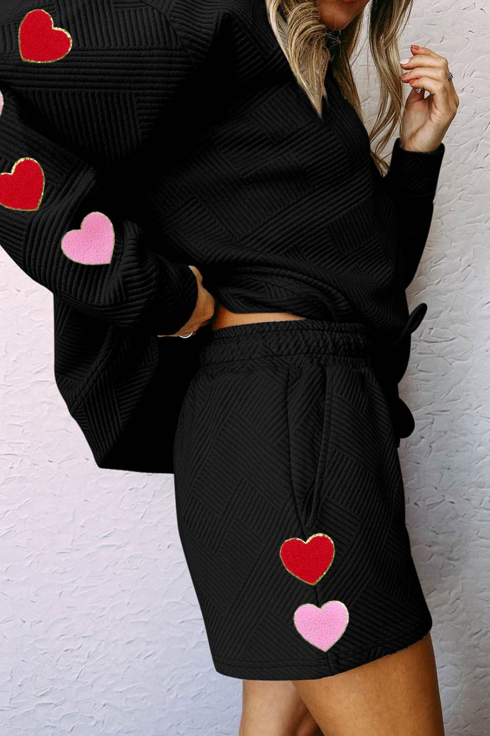 Conjunto de top de cuello redondo y pantalones cortos con cordón con textura de corazón