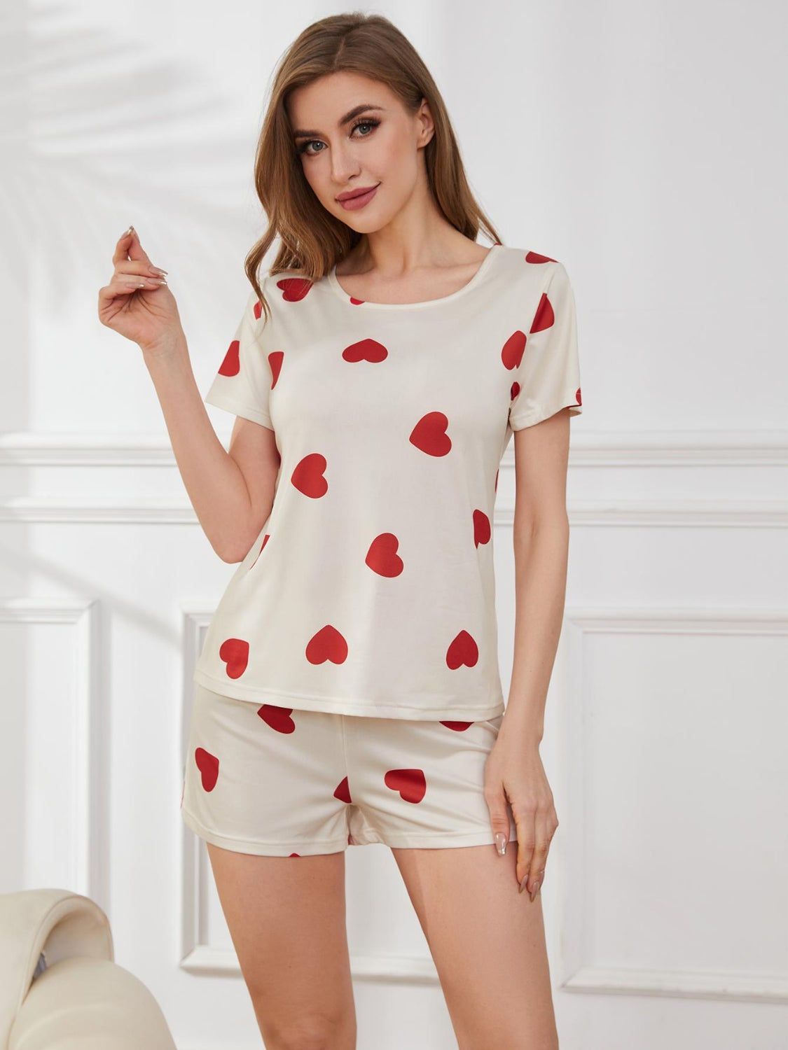 Conjunto de salón con top y pantalones cortos con cuello redondo y corazón