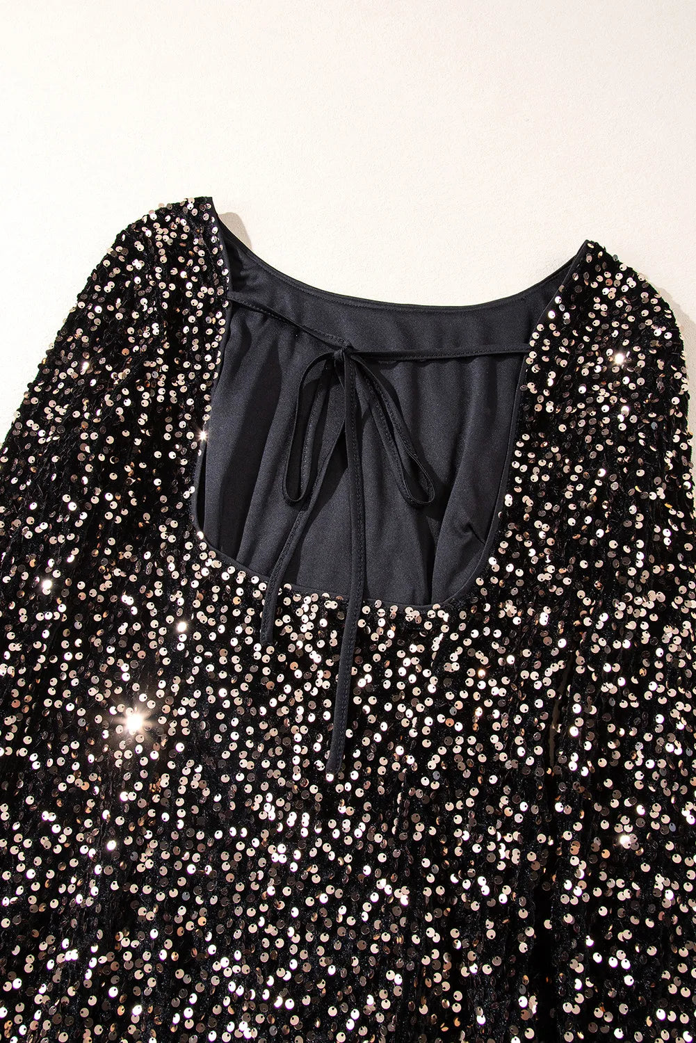 Vestido de manga larga con escote redondo y lentejuelas sin espalda