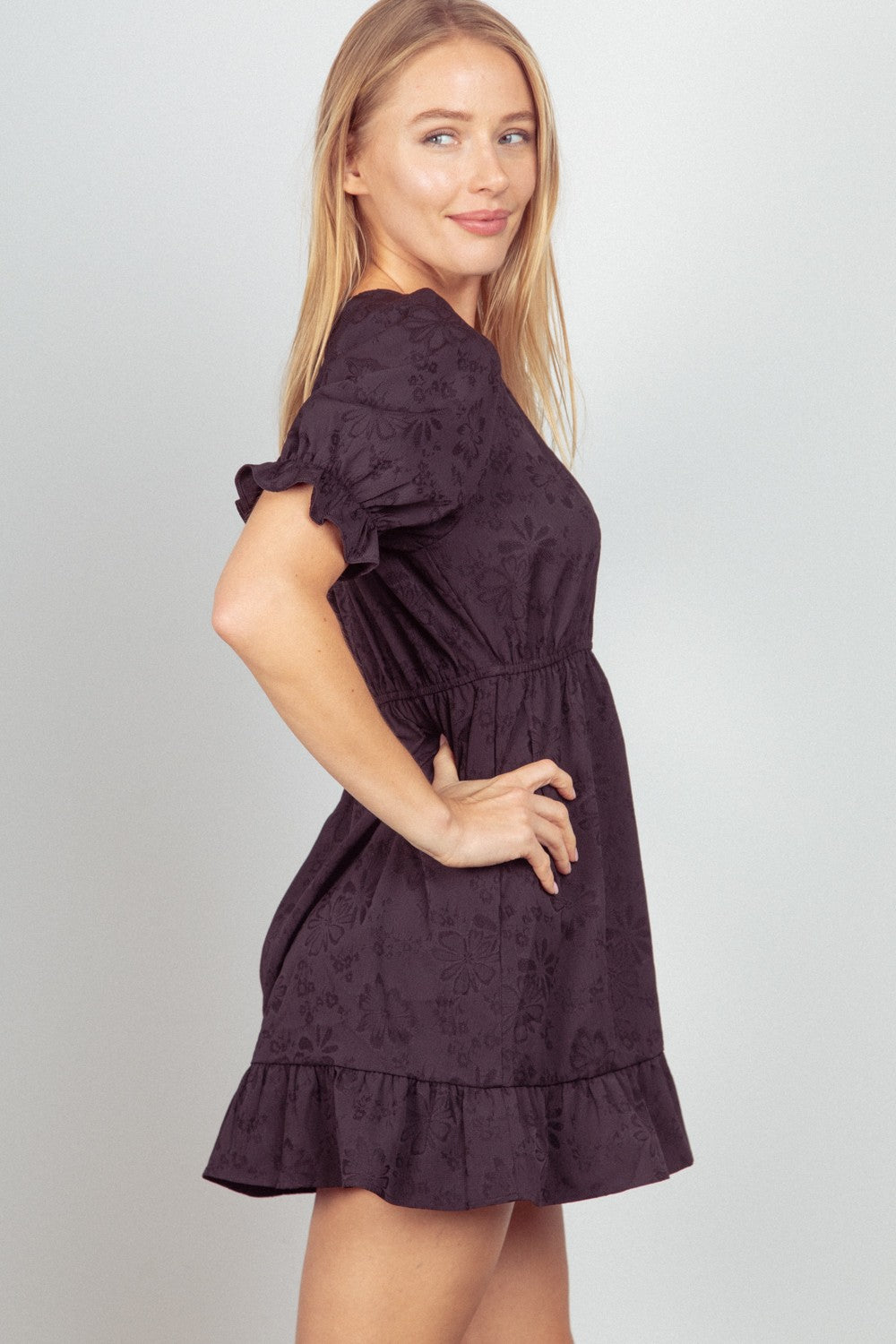 Vestido mini con volantes y tejido texturizado con estampado floral de VERY J